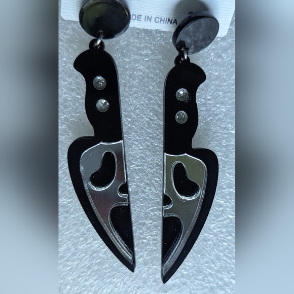 Jewelry - NWT Scream theme black plastic reflective symmetrical mask knife shaped earrings